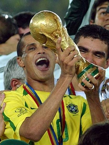 Rivaldo in estasi solleva la Coppa del Mondo vinta nel 2002 col Brasile. Ap